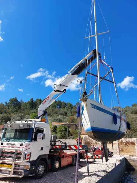 Kamionski kran Scania F600 AXP od 16 tona s 3 širilice diže jedrilicu u Veloj Luci
