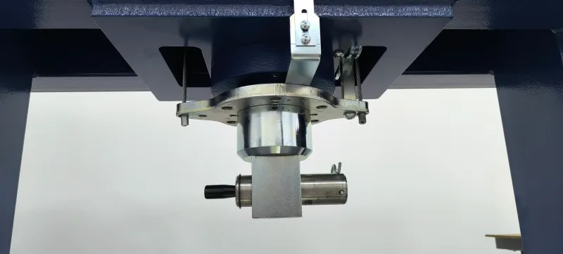 Flexural strength testing frame for concrete