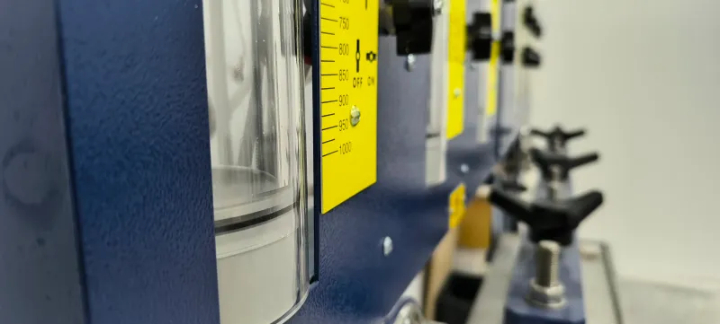 Apparatus for determining water permeability of concrete