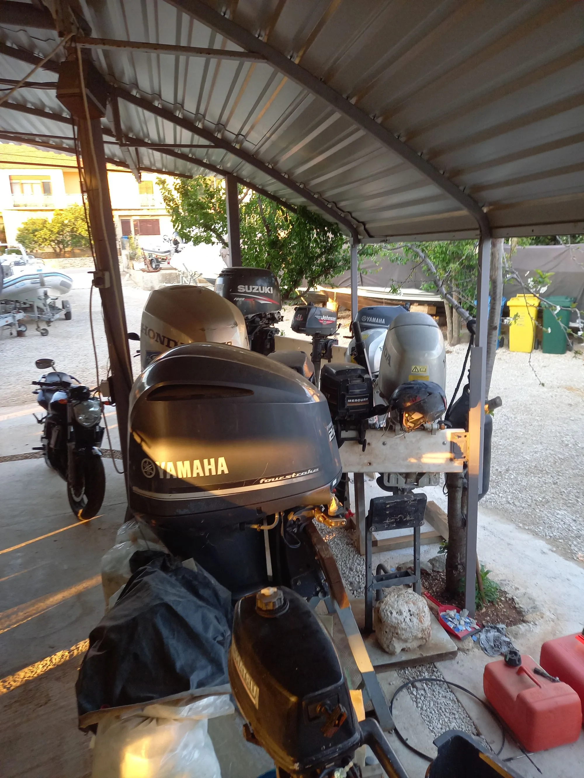Servisna radionica i rad na motorima brodova