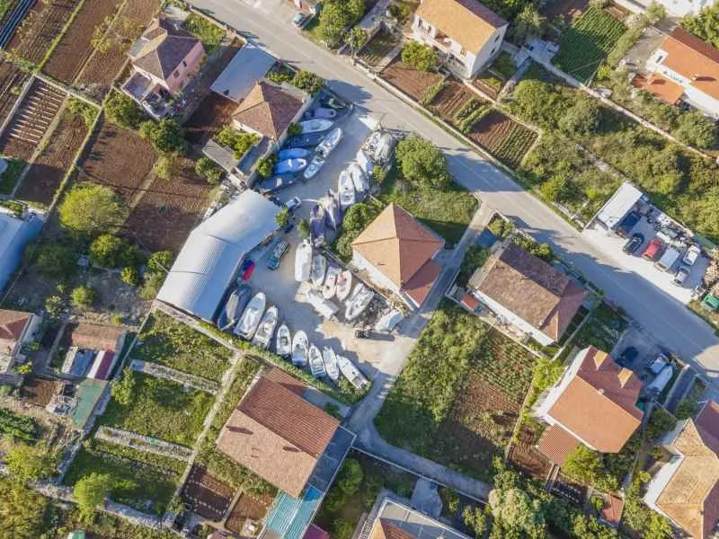 Zračna snimka hangara i parcele suhe marine Proizd