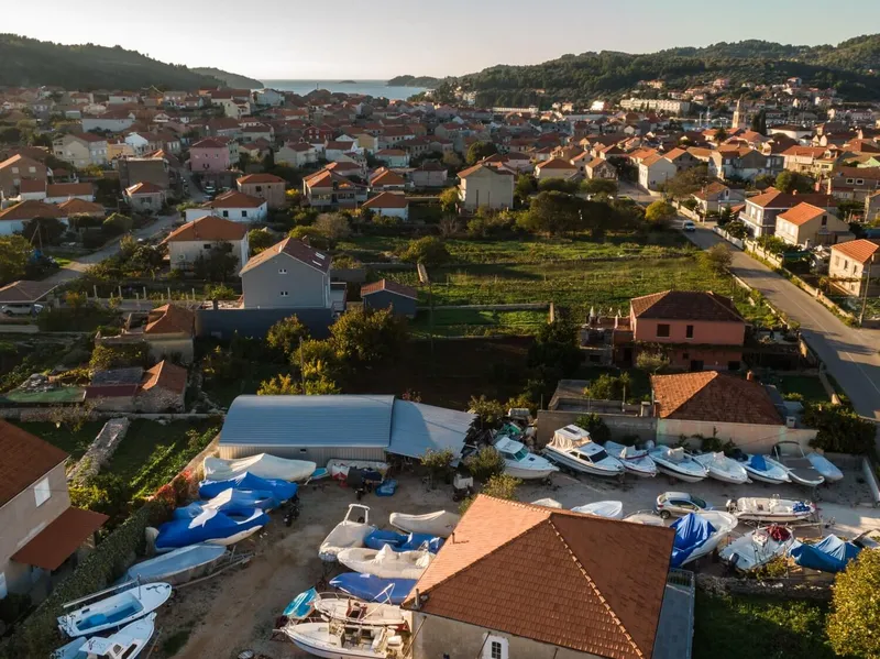 Brodovi na plićaku i u luci Vela Luka